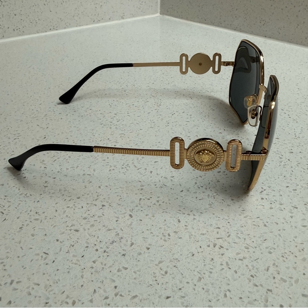 Authentic VERSACE VE2248 Medusa Gold Sunglasses w/ Hard Case NWOT - Picture 4 of 11